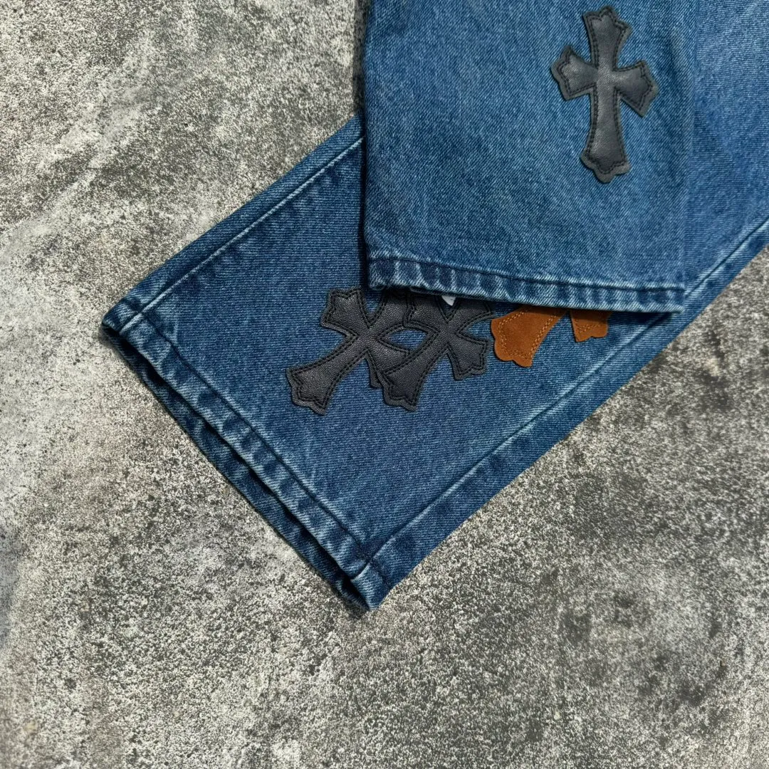 P260 model number: H638 Chrome Hearts CH Chrome Hearts 24SS vip custom-made double-knee leather flame high street cross jeans. Original purchased and patterned to truly restore the ultimate vintage texture. Special Italian cowhide print and then cut. Customized sheepskin three-layer thick line leather. The whole body is spliced in heavy water washing process. The craftsman hand-splashes ink. You can see the details. Three-dimensional cutting version. Loose and comfortable, not picky on the figure. Shows height and slimness. Seiko factory. Original factory quality control. Same style for men and women. Can be matched with couples. Versatile recommendation. Must-have jeans for all seasons. Color: blue. Size: 28, 30, 32, 34, 36 (S-xxl)